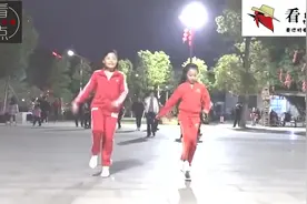 公园小朋友齐跳经典广场舞《拥抱你离去》时尚帅气，好看好学