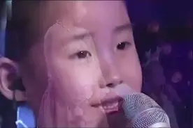 6岁小女孩一首《虫儿飞》全场陶醉，天籁童声太完美了！好听哭了视频封面