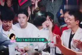 一年级：新生晚会宋妍霏为班级争光，舞蹈表演惊艳到全场！视频封面