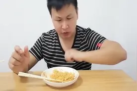 吃货圈：试吃网红超辣拌面，火鸡面真有那么辣，带你看清真相！视频封面