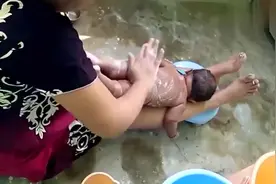 印度人给孩子洗澡，天不怕地不怕的样子视频封面