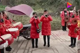 在贵州遵义农村，一乖乖女出嫁，好多人送她出门，新娘好漂亮视频封面