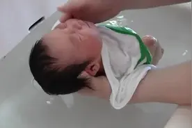 日本护士示范新生婴儿洗澡，手法高超，宝宝舒服的昏昏欲睡！视频封面