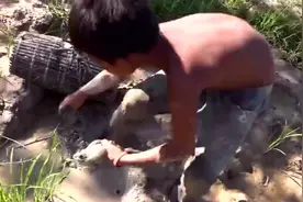 印度小孩抓青蛙这招厉害，果然开挂的民族青蛙都比较大视频封面