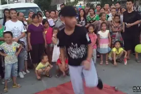 太牛了！两个小学生的breaking街舞决斗，引路人围观！视频封面