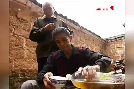 自家养眼镜蛇 取毒泡酒 我还真不敢喝