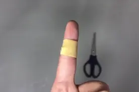 创可贴怎么贴才正确？护士姐姐教我的方法，既牢固又透气