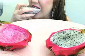 资深吃货对火龙果剥皮简直是驾轻就熟，果皮剥的完美也是一门艺术