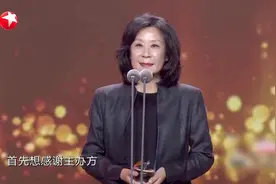 苏小明上台发表获奖感言，儿子和儿媳妇坐在台下捧场，厉害了