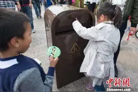 神奇回收站“小推”首次亮相上海迪士尼乐园和游客“聊”环保图片