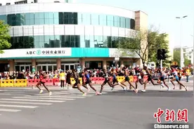 扬州鉴真国际半程马拉松赛鸣枪图片