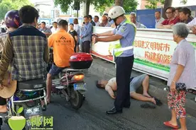 海口秀英大道一男子赤身醉卧街头 交警助其回家图片