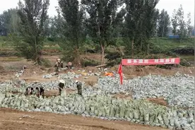 22名武警交通官兵装填30000个沙袋 上演真实版“速度与激情”图片