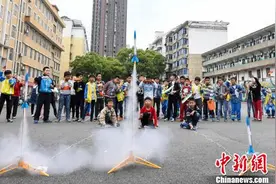 江西小学生亲手制作飞机火箭模型图片