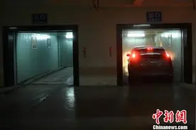 高楼车库入口在楼顶 进入车辆需“乘电梯”图片
