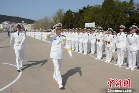 海军大连舰艇学院举行庆祝海军成立68周年阅兵活动图片