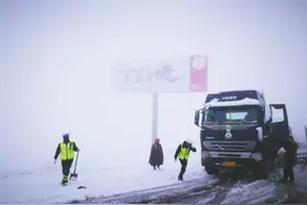 雪漫折多山 车堵数十里图片