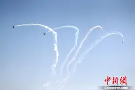 郑州航展 14支特技飞行队上演“空中芭蕾”图片