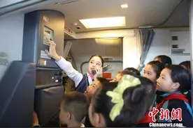 南航新疆举办公众开放日活动 民众探寻飞机秘密图片