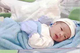 医生给新生儿检查身体，宝宝的不哭不闹真的好乖视频封面
