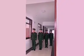 帅！看武警小哥哥花式戴帽！（机动  范翱翔）@抖音小助手 #脱帽戴帽视频封面