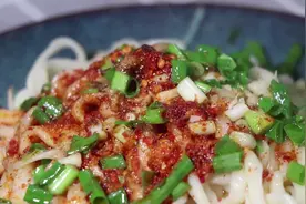 这才是“油泼面”正宗做法，关键技术告诉你，比面馆做的还好吃视频封面