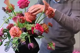 插花教学：看外国大叔教你如何插超级浪漫绚烂的瓶插花，太美了！视频封面