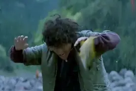 这个国家竟然会下鱼！成千上万的活鱼从天而降，到处都是！视频封面