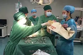 孩子出生是男孩，过了一会后却变女孩，亲子鉴定后，全家乱成一团