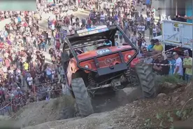 4X4的小型越野卡车来玩耍，不知道消耗多少汽油呢视频封面