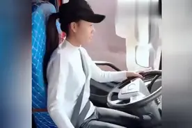 和媳妇一起跑长途，她开车喜欢戴帽子，真调皮！视频封面