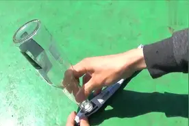 野外没火怎么办？教你用个玻璃瓶生火！视频封面