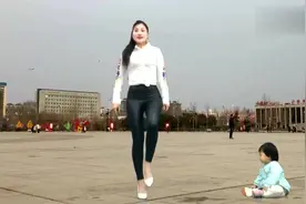 妇女穿皮裤跳舞真有魅力，女人味十足，连旁边的小宝宝都迷住了视频封面