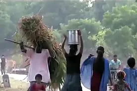 印度发明女性站立式小便器，女性是方便了，可是姿势太尴尬！视频封面