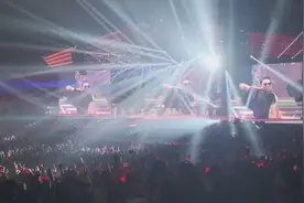 鸟叔PSY演唱会演唱李贞贤经典歌曲《哇》，本尊现身引起轰动图片