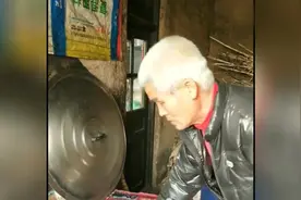东北农村大爷做饭舍不得倒油，被老伴和女儿狠狠责备，大爷不容易