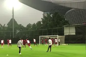 卡纳瓦罗国足热身训练又搞新花样_用手传球必须头球完成射门 热闹视频封面