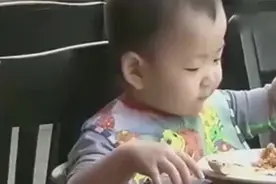 爸爸带宋民国三胞胎来吃自助餐, 随身跟随!视频封面