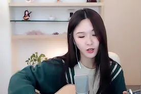 美女主播阿冷翻唱《东西》，吉他弹唱超好听，要不要一起听听看