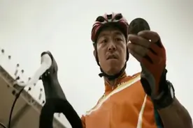 骑着骑着竟赢得了冠军，黄渤被追赶误闯入自行车比赛场