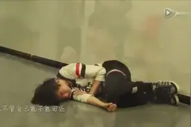 王俊凯一路走来很努力，生病还在工作，累到睡地上，看完哭了心疼