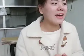 女子问老板要年终奖，谁知老板玩起苦肉计，结果挣一千-视频封面