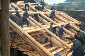 贵州农村一户人家建木房子，几十个人帮忙，原来是这样建的