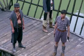 女护士被爱冲昏头脑，竟拿小伙兄弟做人质，不料土匪直接给她一枪视频封面