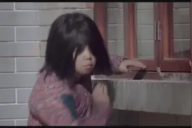 小乞丐因头发太长被人误认为是个女孩，谁料梳洗出来后大家都傻了视频封面