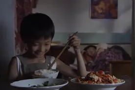 儿子和妈妈赌气不吃饭，结果妈妈假装睡着了，儿子忍不住跑去偷吃视频封面