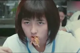 女孩见喜欢的人和别人一起吃饭，拿起辣面就往嘴里塞，同伴惊了！视频封面