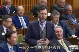 开会偷吃零食被“抓包” ，加拿大总理：我道歉，是根巧克力棒视频封面