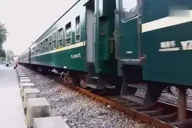 武汉火车站：汉口开往威海的K1068次火车！