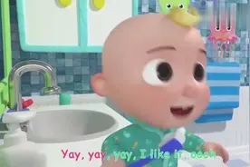 小朋友很聪明，妈妈一教就学会了自己洗澡，真棒！